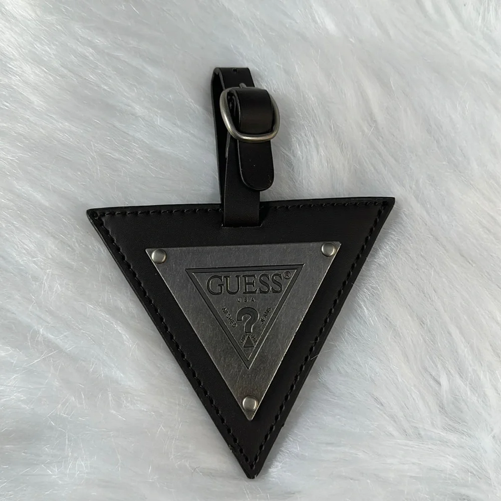 New GUESS Triangle Key Ring - Picture 1 of 4
